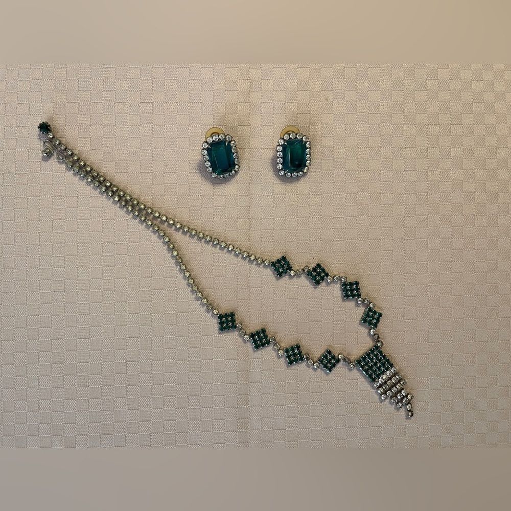 Vintage faux emerald & diamond 18” necklace & 1” earrings set. - Picture 2 of 5